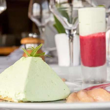 Restaurant La Tour Hotel 2*